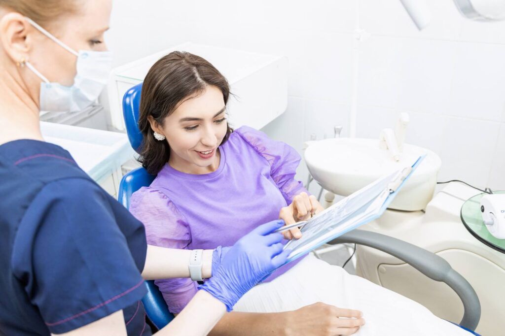 The doctor consults and treats the young woman, conducts an examination and draws up a treatment plan