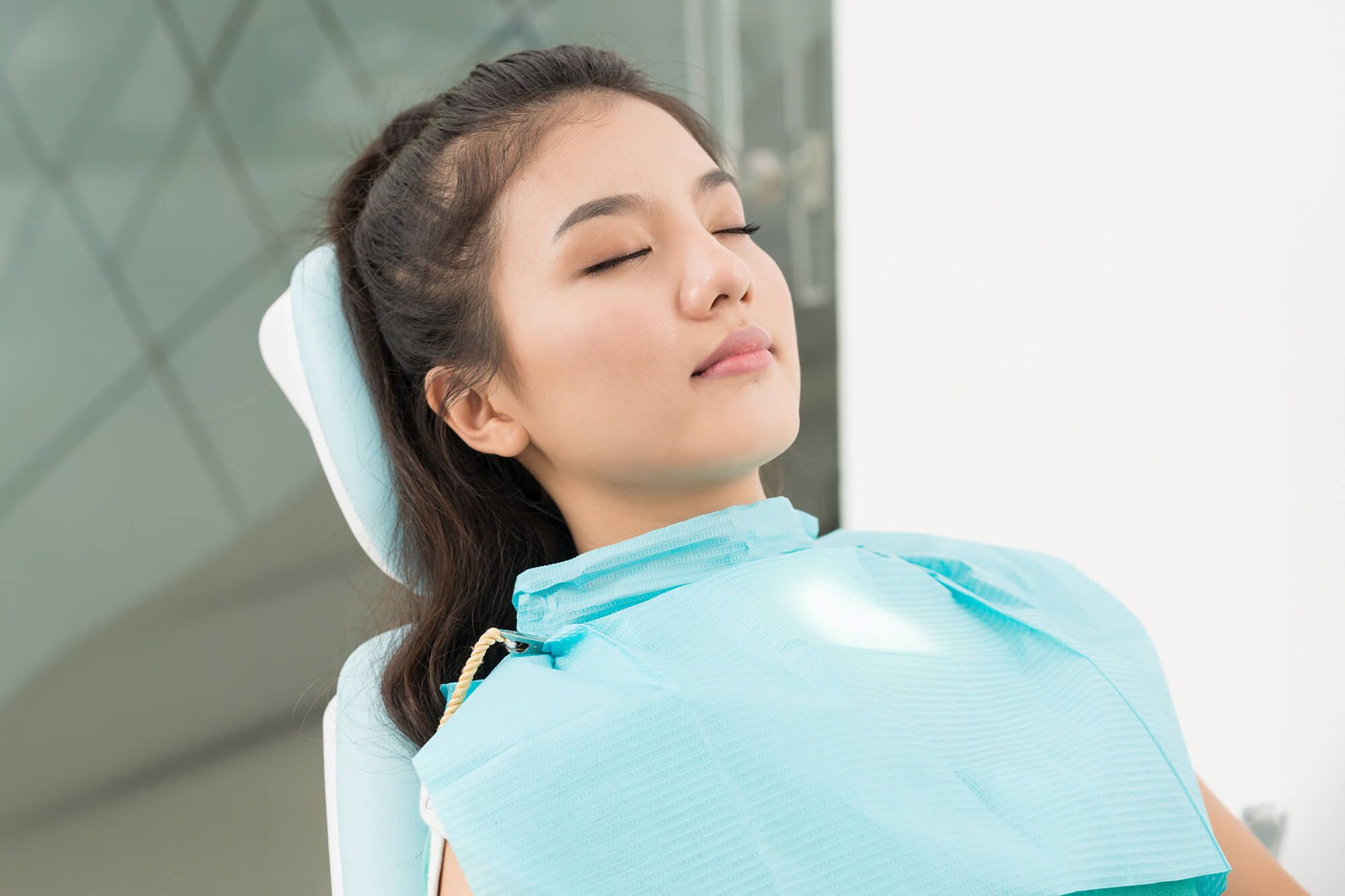 Vertical image of a napping patient in the stemmatological chair