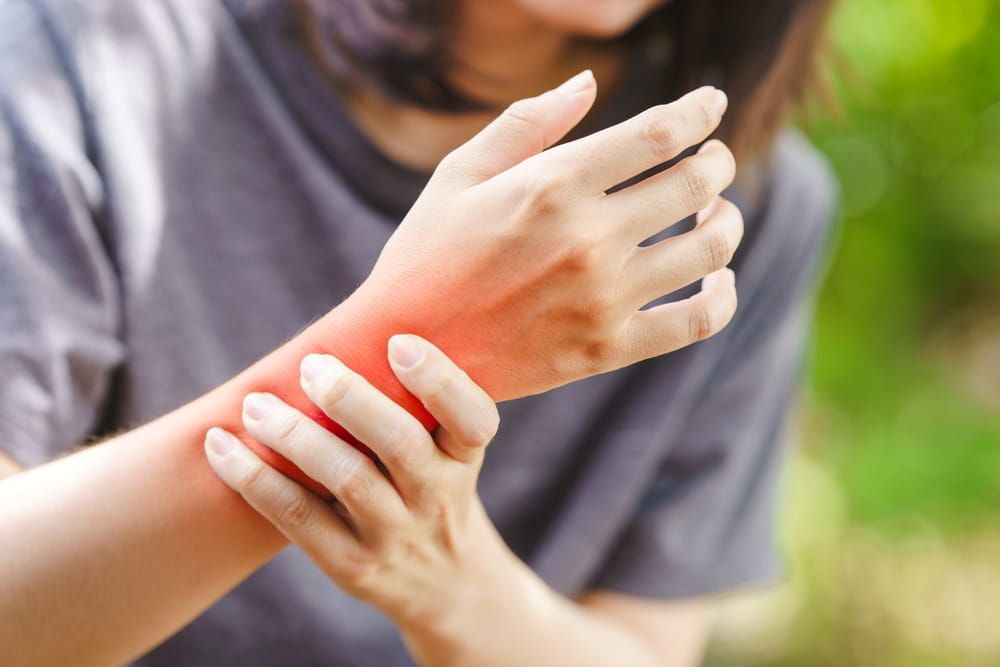 Women's wrist pain from using the hands to work repetitively for a long time